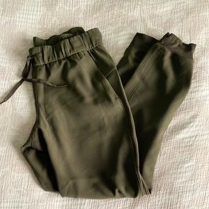 Lululemon jogger. Size 6.